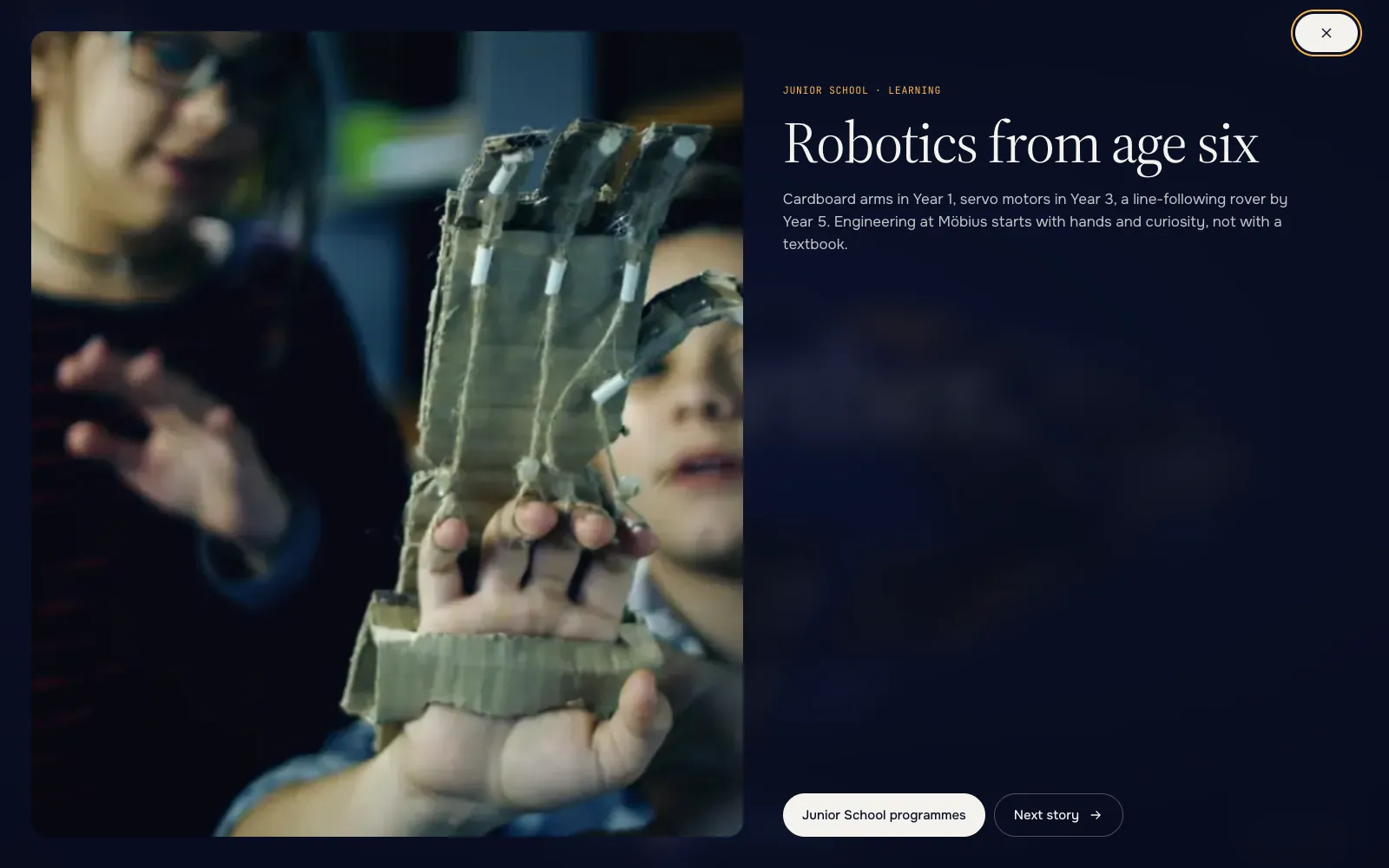 The story “Robotics from age six” open over the canvas: a child with a cardboard robotic hand on the left, the text and buttons on the right.