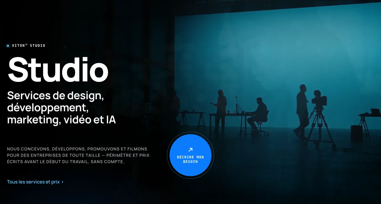 Студия на французском, studio.viton13.com/fr: тёмный кадр из фильма — съёмочная площадка с камерой на штативе, заголовок Studio, строка об услугах дизайна, разработки, маркетинга, видео и ИИ и круглая кнопка заявки.